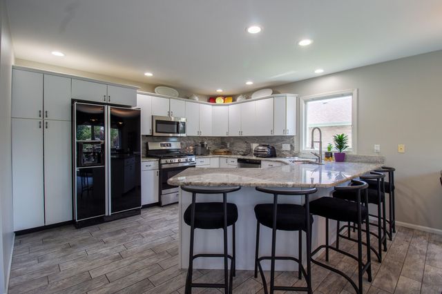 2228 Keene Drive, Schererville, IN 46375