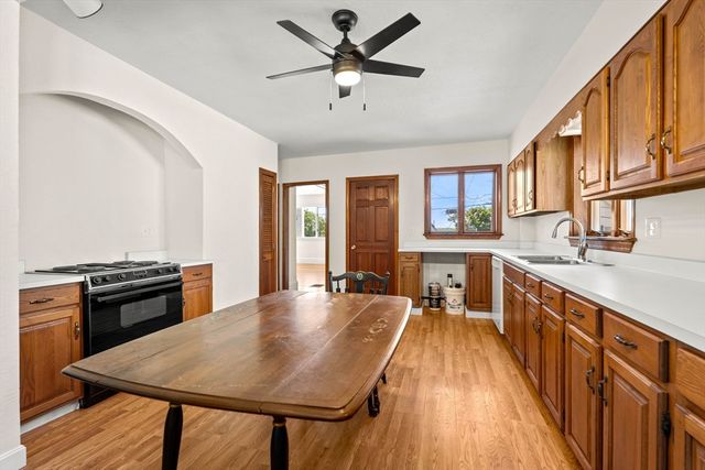 28 Hawthorne St, Lynn, MA 01902