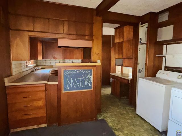 1533 SW High AVE, Topeka, KS 66604