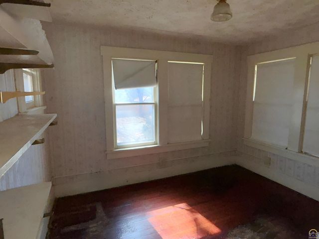 1533 SW High AVE, Topeka, KS 66604