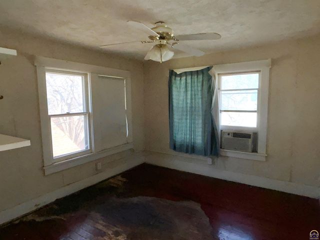 1533 SW High AVE, Topeka, KS 66604