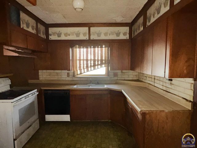 1533 SW High AVE, Topeka, KS 66604