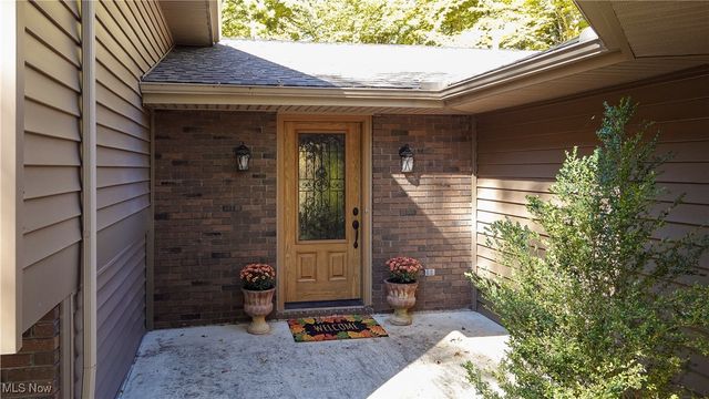 8266 Pebble Creek Court, Chagrin Falls, OH 44023