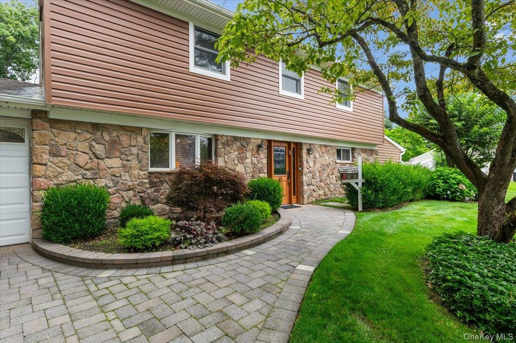 9 Donald Drive, Old Bethpage, NY 11804 — photo 3