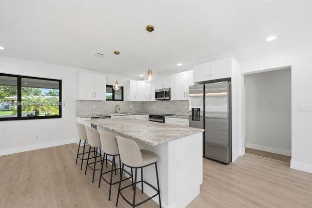 2731 NE 52nd St, Lighthouse Point, FL 33064