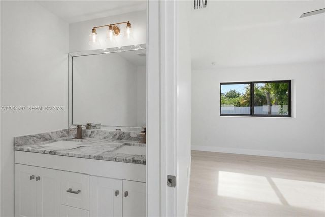 2731 NE 52nd St, Lighthouse Point, FL 33064