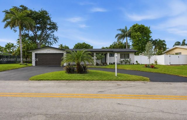 2731 NE 52nd St, Lighthouse Point, FL 33064