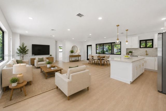 2731 NE 52nd St, Lighthouse Point, FL 33064