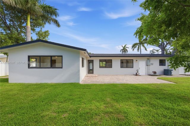 2731 NE 52nd St, Lighthouse Point, FL 33064