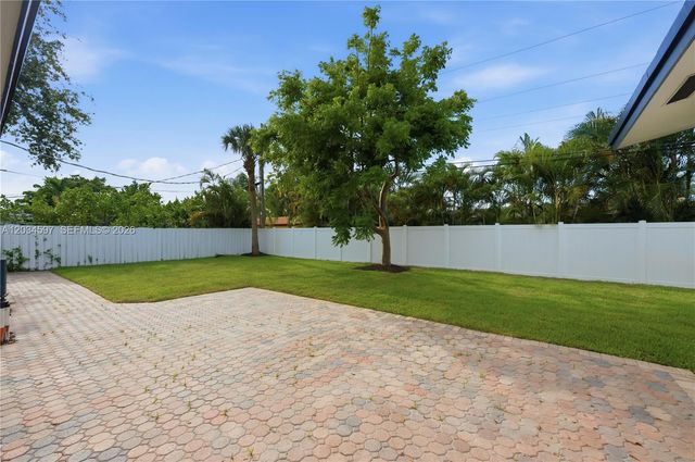 2731 NE 52nd St, Lighthouse Point, FL 33064