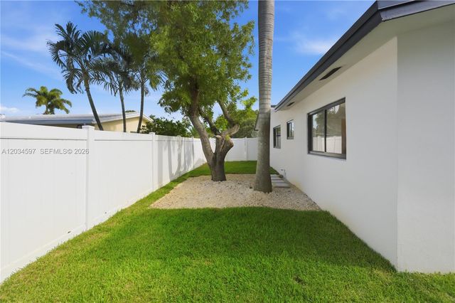 2731 NE 52nd St, Lighthouse Point, FL 33064