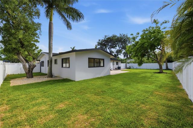 2731 NE 52nd St, Lighthouse Point, FL 33064