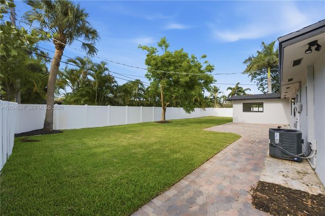 2731 NE 52nd St, Lighthouse Point, FL 33064