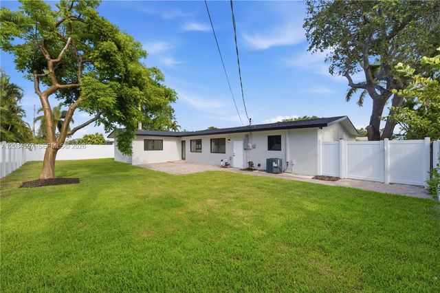 2731 NE 52nd St, Lighthouse Point, FL 33064