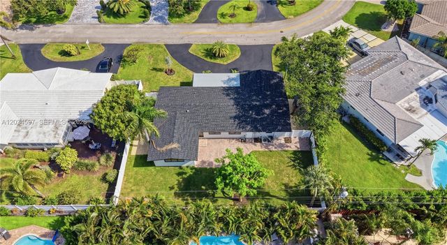 2731 NE 52nd St, Lighthouse Point, FL 33064