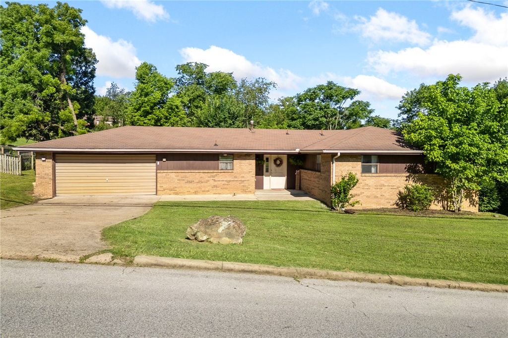1208 N Spruce Street, Harrison, AR 72601