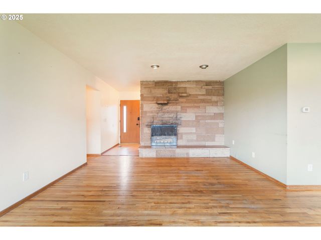 11010 Se SALMON St, Portland, OR 97216