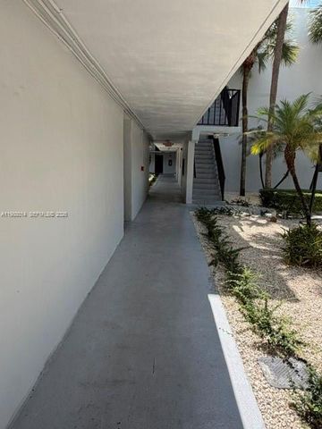 10825 SW 112 AV 6-215, Miami, FL 33176