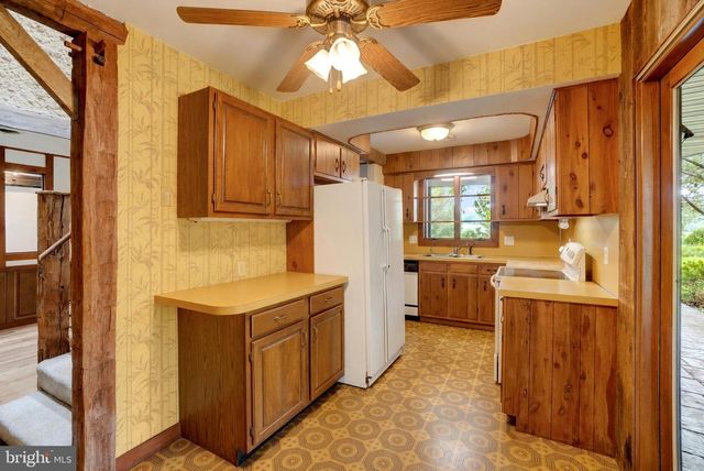 821 SMELTZER RD, Seven Valleys, PA 17360