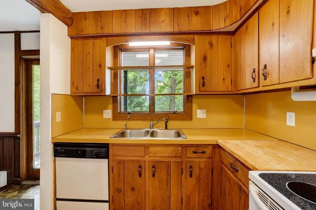 821 SMELTZER RD, Seven Valleys, PA 17360