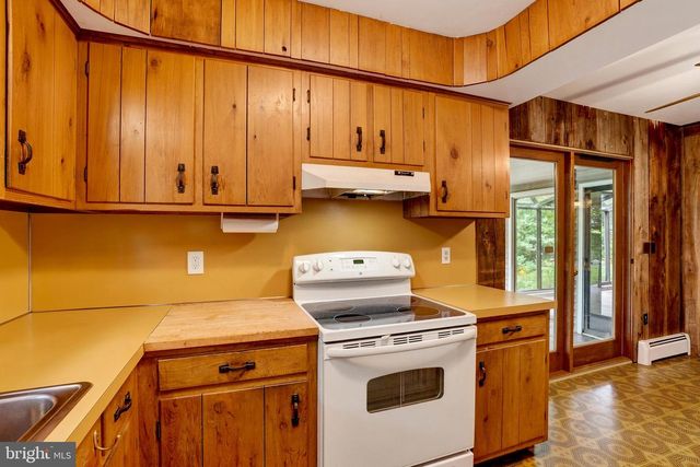 821 SMELTZER RD, Seven Valleys, PA 17360