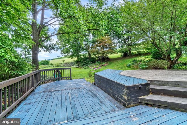 821 SMELTZER RD, Seven Valleys, PA 17360
