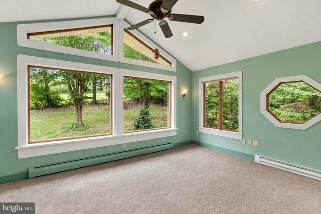 821 SMELTZER RD, Seven Valleys, PA 17360