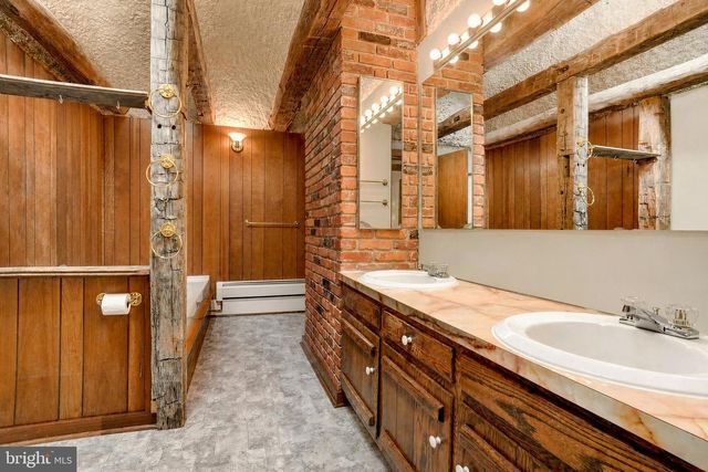 821 SMELTZER RD, Seven Valleys, PA 17360