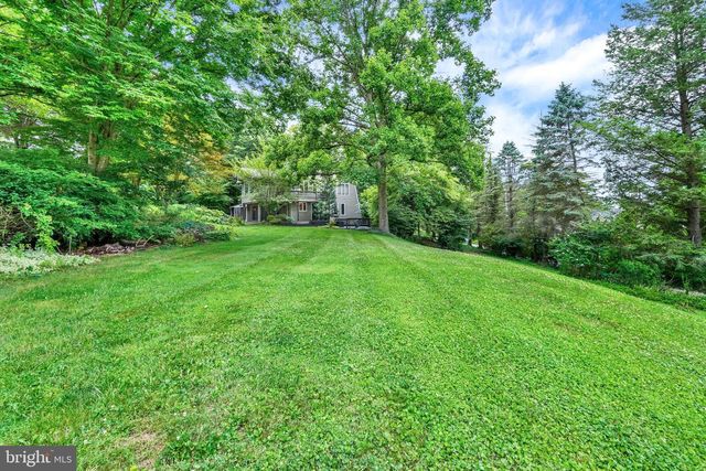 821 SMELTZER RD, Seven Valleys, PA 17360