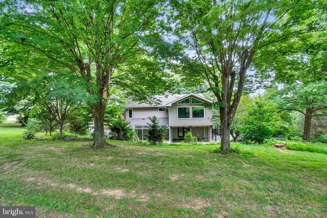 821 SMELTZER RD, Seven Valleys, PA 17360