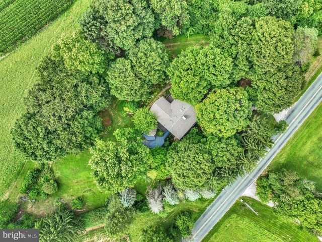 821 SMELTZER RD, Seven Valleys, PA 17360