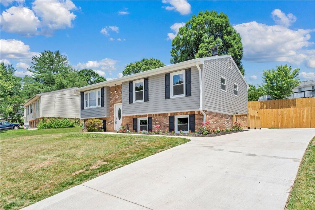823 Brownwood DR NW, Roanoke, VA 24017