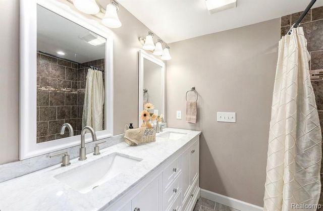 4075 Motorway Drive, Waterford, MI 48328