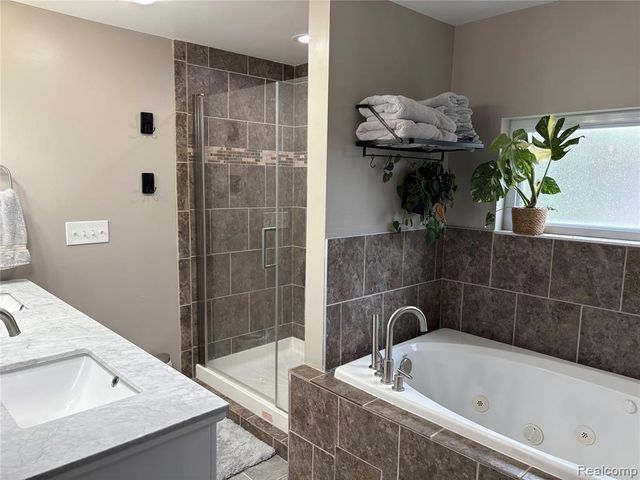 4075 Motorway Drive, Waterford, MI 48328