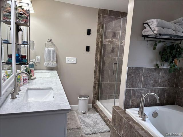 4075 Motorway Drive, Waterford, MI 48328