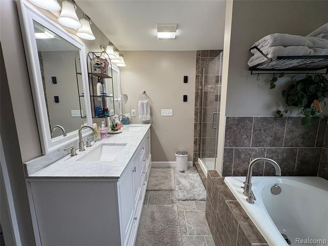 4075 Motorway Drive, Waterford, MI 48328