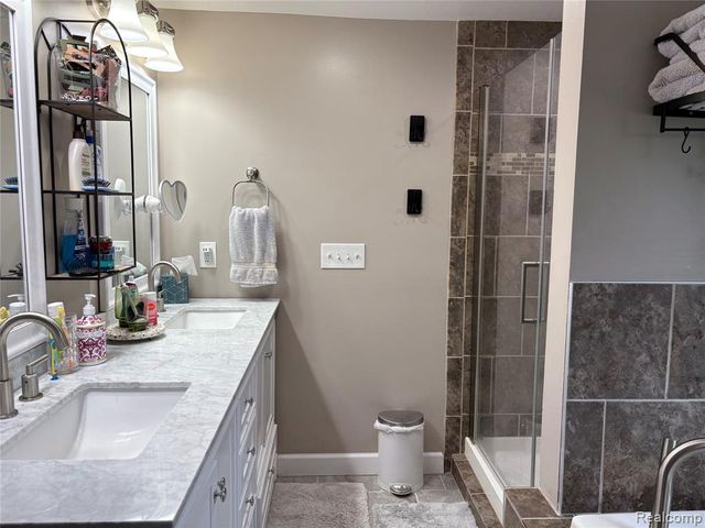 4075 Motorway Drive, Waterford, MI 48328
