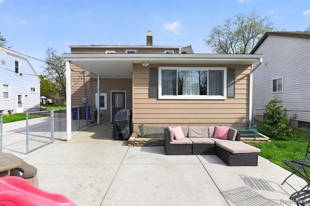 4075 Motorway Drive, Waterford, MI 48328