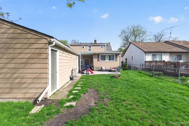 4075 Motorway Drive, Waterford, MI 48328
