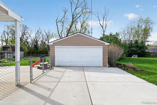 4075 Motorway Drive, Waterford, MI 48328
