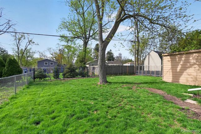 4075 Motorway Drive, Waterford, MI 48328