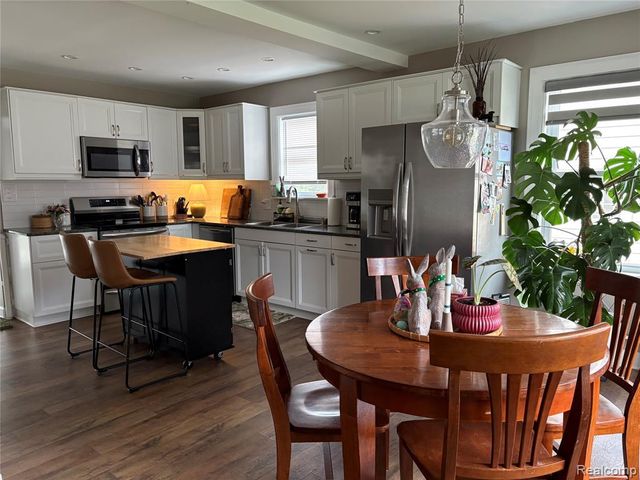 4075 Motorway Drive, Waterford, MI 48328