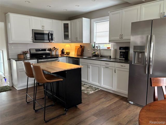 4075 Motorway Drive, Waterford, MI 48328