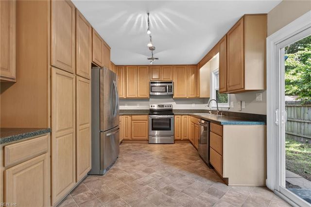 614 Woods RD, Newport News, VA 23601