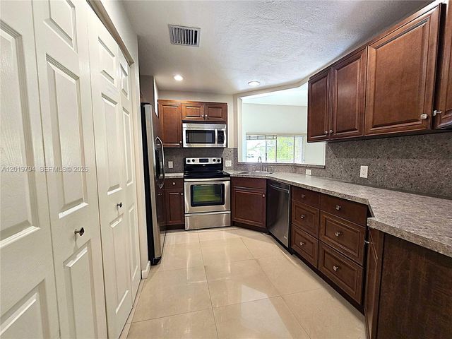 3457 NW 44th St 205, Oakland Park, FL 33309