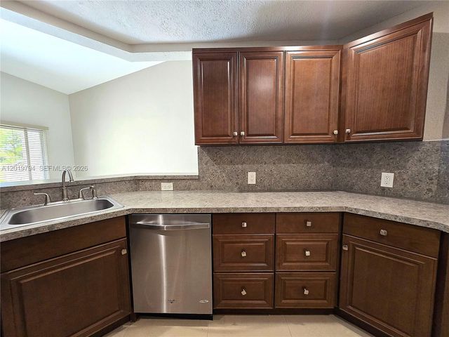 3457 NW 44th St 205, Oakland Park, FL 33309