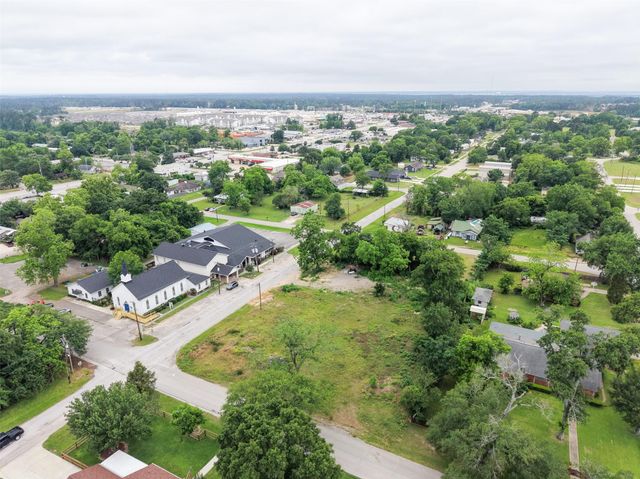 305 N Thomason Street, Willis, TX 77378