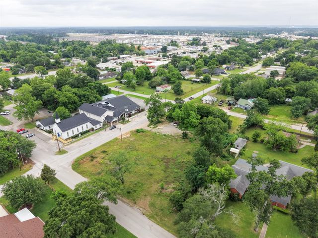 305 N Thomason Street, Willis, TX 77378