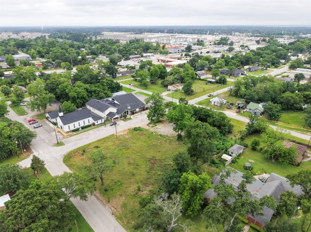 305 N Thomason Street, Willis, TX 77378