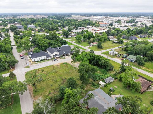 305 N Thomason Street, Willis, TX 77378